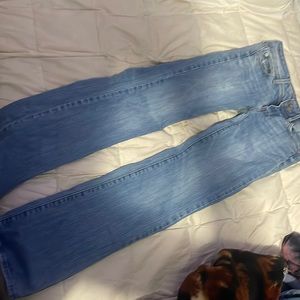Low waisted blue jeans